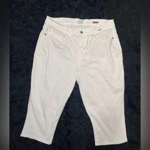 Judy Blue White Capris